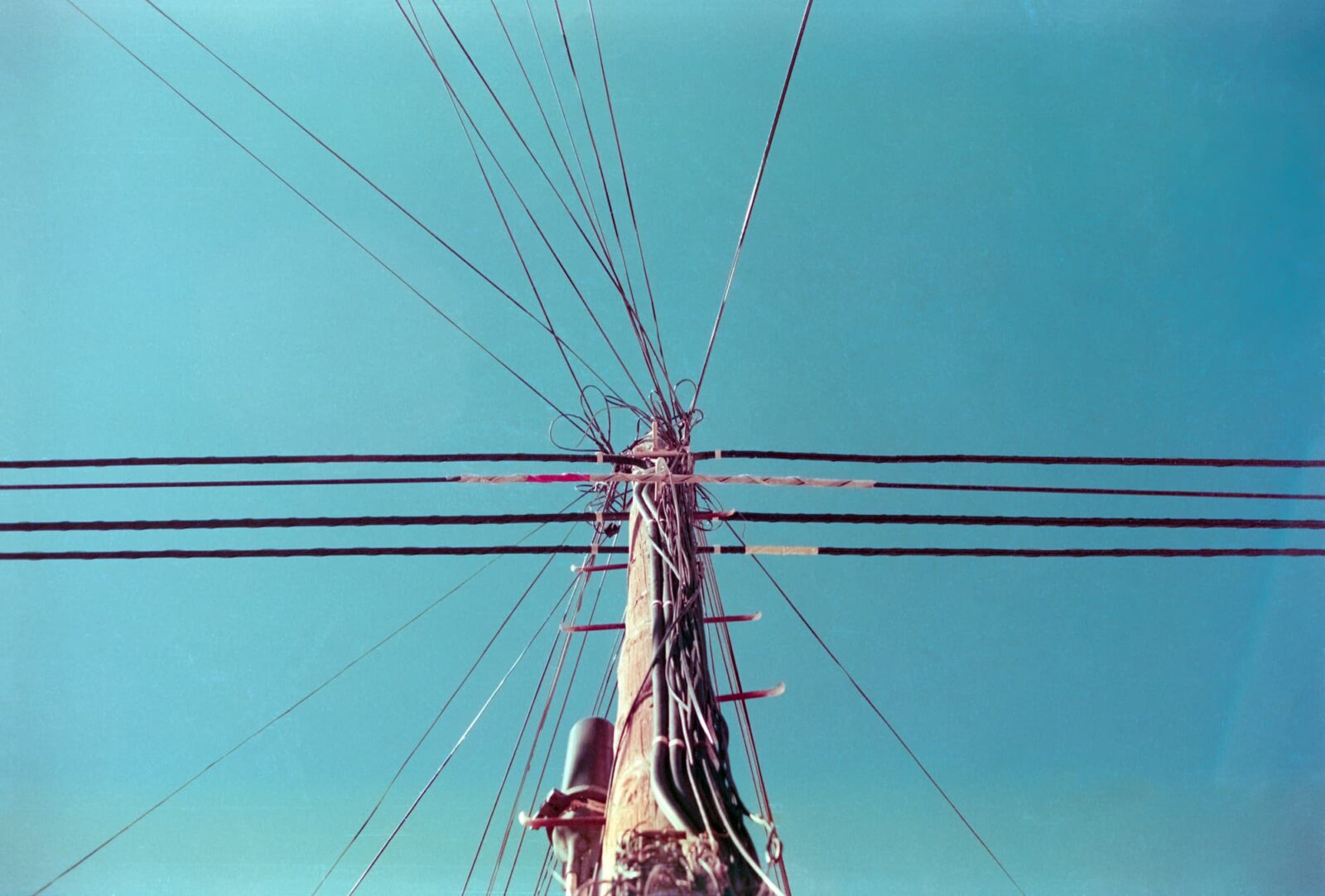 Telefonmast als Sinnbild für Kommunikation