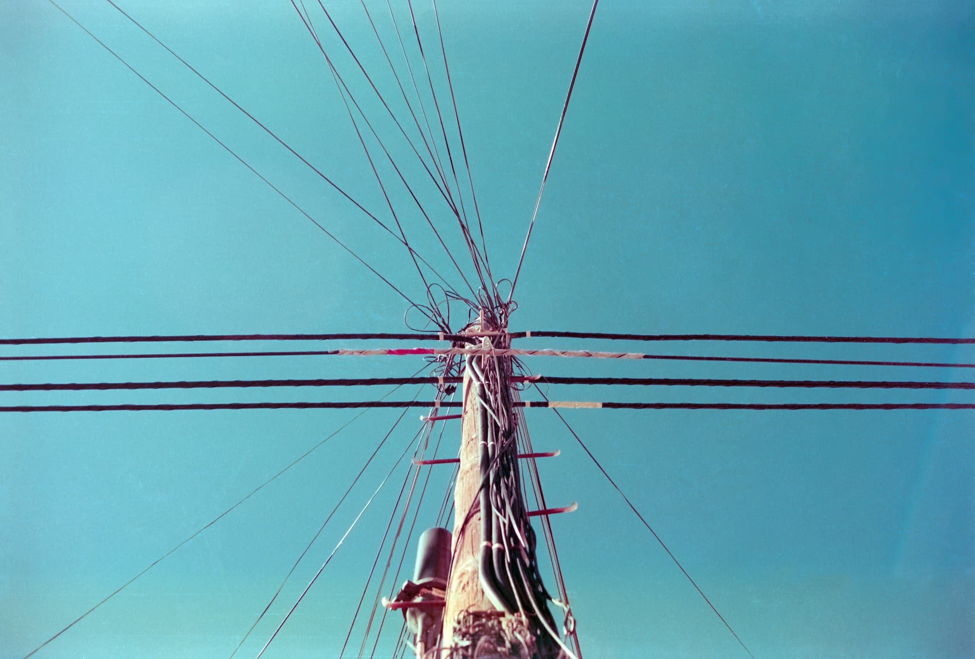 Telefonmast als Sinnbild für Kommunikation